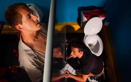 Der hübsche Amerikaner Brandon Lewis und der attraktive Dominic Reed haben sich in der Badewanne gegenseitig gefickt