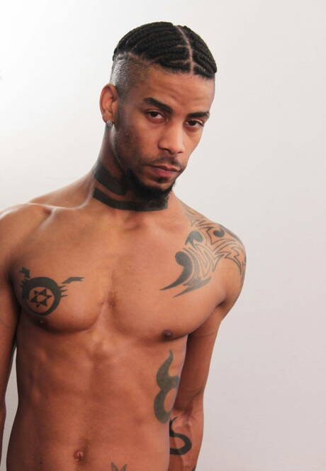 I bei ragazzi americani, il muscoloso Diaon Starr e lo stallone Jin Powers in una scena di pompino