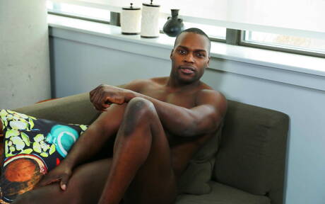 Zwarte gespierde Jayden Stone poseert naakt en toont strakke billen