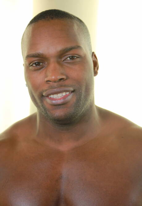 Zwarte gespierde Jayden Stone poseert naakt en toont strakke billen