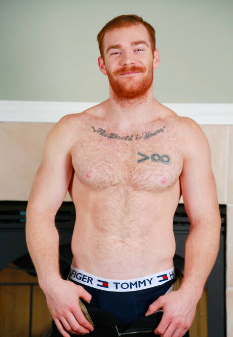 James Jamesson, roux et barbu, lèche et baise une chatte poilue