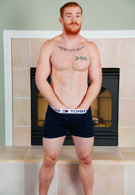 James Jamesson, roux et barbu, lèche et baise une chatte poilue