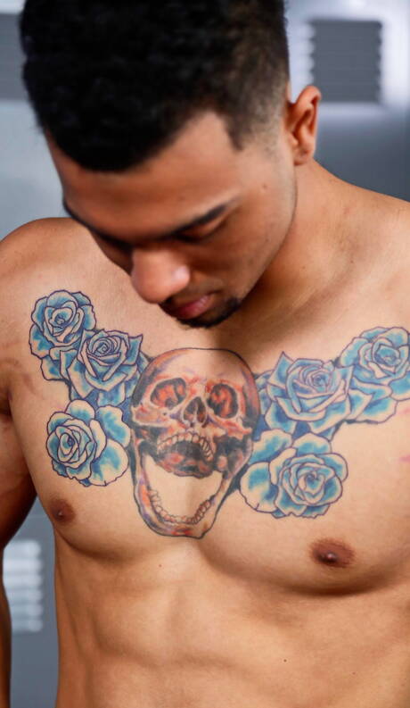 Il muscoloso latino Rocco Russo si masturba il cazzo