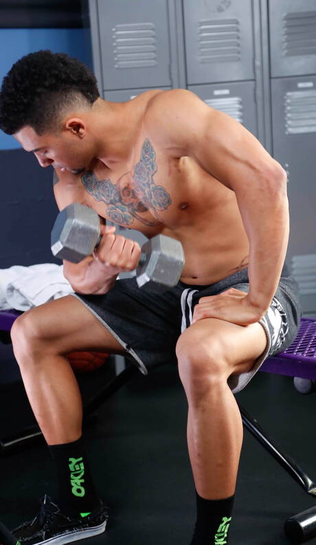 Il muscoloso latino Rocco Russo si masturba il cazzo