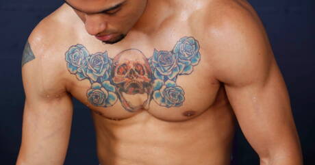 Il muscoloso latino Rocco Russo si masturba il cazzo