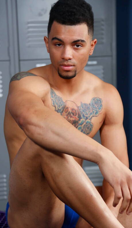 Der muskulöse Latino Rocco Russo wichst seinen Schwanz