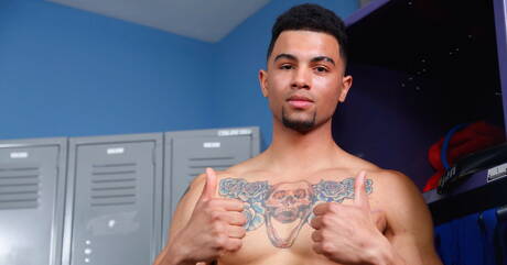 ラテン系の筋肉質なロッコ・ルッソがチンポをしごく