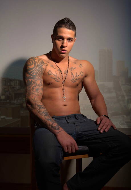 Siłacz Johnny Diesel rozbiera się i pokazuje tyłek