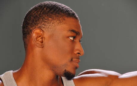 ブラックブルATKポーランド人が裸になって素敵なお尻を見せる