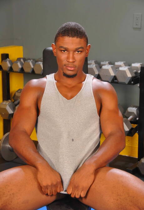 ブラックブルATKポーランド人が裸になって素敵なお尻を見せる