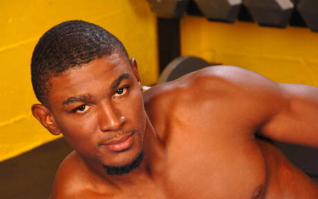 ブラックブルATKポーランド人が裸になって素敵なお尻を見せる