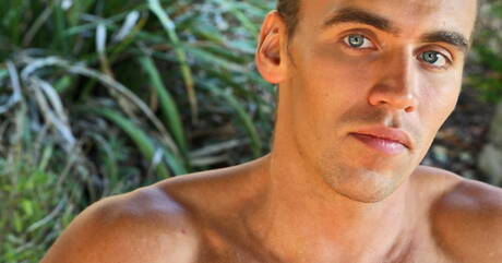 Harter Kerl Carter spielt mit Schwanz