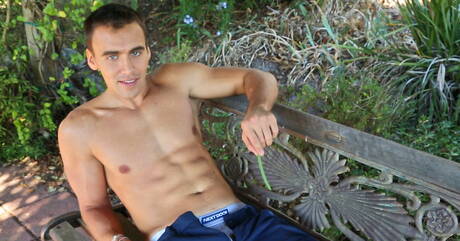 Harter Kerl Carter spielt mit Schwanz