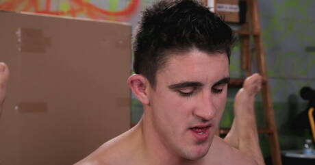 Der nette amerikanische Superhengst Conner Hastings und der harte Kerl Derrick Dime lutschen und ficken sich draußen gegenseitig