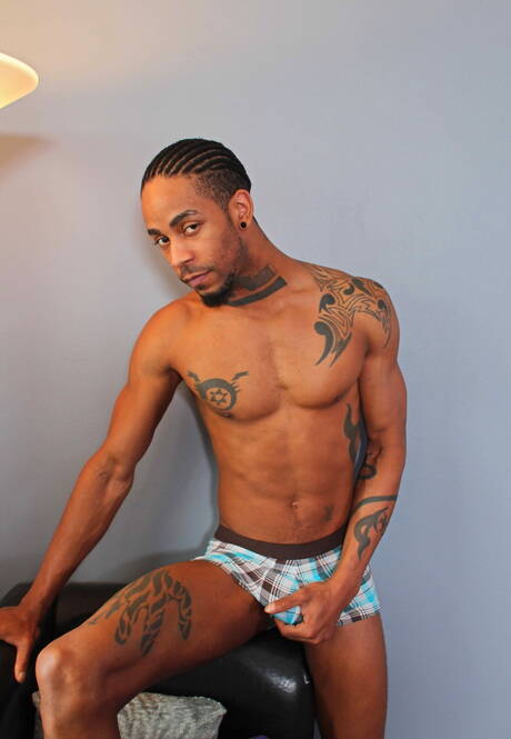 Ebony husky guy Jin Powers undressing and showing tight ass