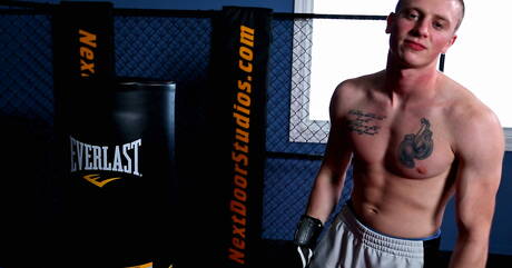 Noorse husky-man Tyler Berg masturbeert