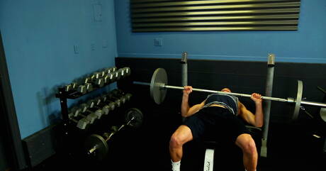 Les beaux garçons américains Drake Tyler et le dur à cuire Markie More ont une bonne relation sexuelle anale