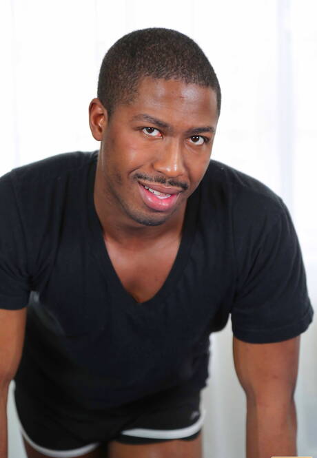 Der schwarze Muskelprotz Jp Richards und der starke Mann Carlos B lieben sich in Schwarz auf Weiß