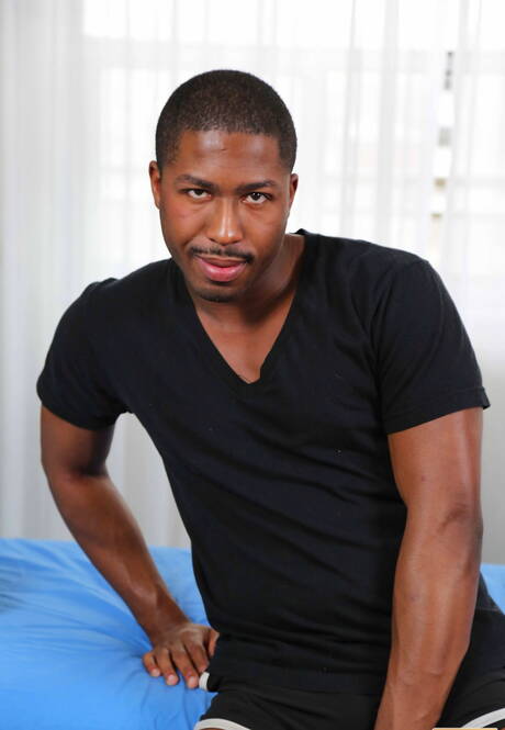 Next Door Studios: Der schwarze Muskelprotz Jp Richards und der starke Mann Carlos B lieben sich in Schwarz auf Weiß