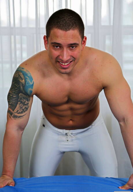 Der schwarze Muskelprotz Jp Richards und der starke Mann Carlos B lieben sich in Schwarz auf Weiß