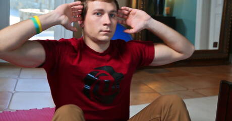 Il bel fusto David Stone si masturba il cazzo