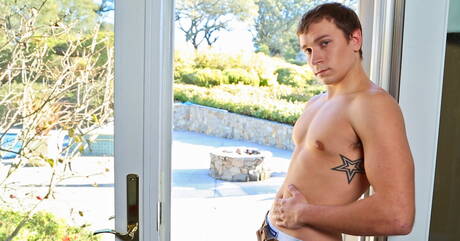 Il bel fusto David Stone si masturba il cazzo