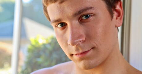 Il bel fusto David Stone si masturba il cazzo