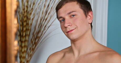 Il bel fusto David Stone si masturba il cazzo