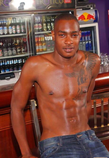 Sam Swift、Astengo 和 Tyson Tyler 享受一場火熱的跨種族三人性愛