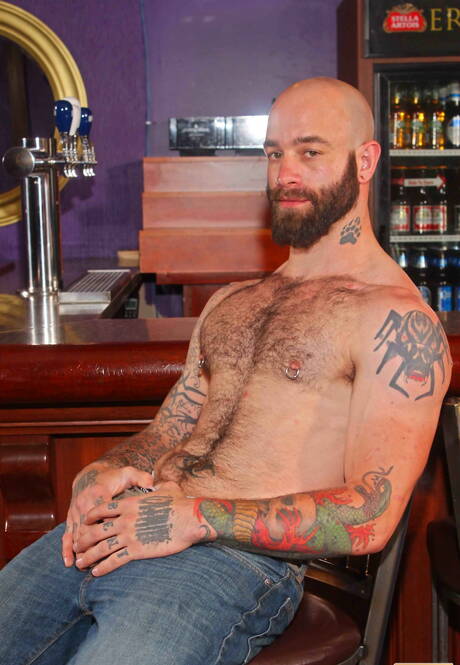 Sam Swift、Astengo 和 Tyson Tyler 享受一場火熱的跨種族三人性愛