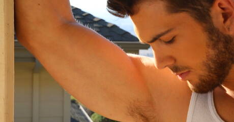 Chuck, lo stallone, si masturba all