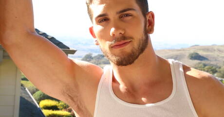 Hengst Chuck masturbiert draußen