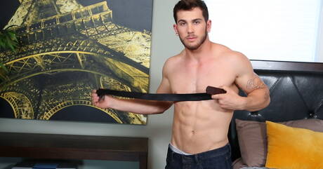 Hengst Chuck masturbiert draußen