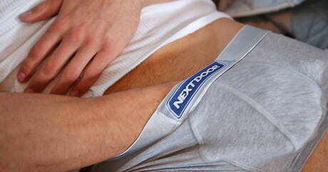 Hengst Chuck masturbiert draußen