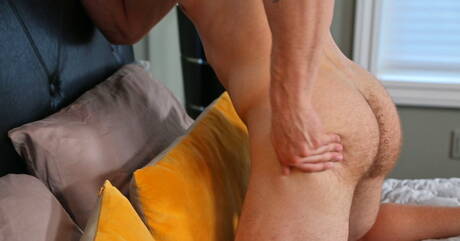 Hengst Chuck masturbiert draußen