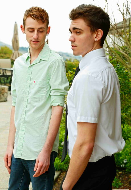 Der amerikanische harte Kerl Asher Hawk und der junge Typ Ian Ticing ficken nach einem Blowjob im Freien in den Arsch