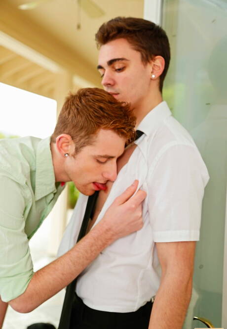 Der amerikanische harte Kerl Asher Hawk und der junge Typ Ian Ticing ficken nach einem Blowjob im Freien in den Arsch