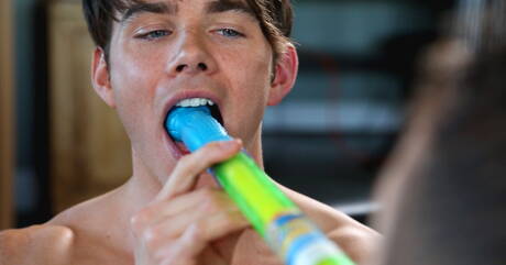 Il super stallone del porno americano Dante Martin e il robusto Addison Graham in una scena omosessuale bollente