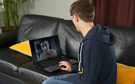 Due ragazzi americani, il twink Tyler Morgan e il giovane Aiden Summers, fanno sesso di coppia all