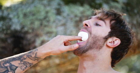 Le star americane Mark Long e Christian Cayden, muscolosi e muscolosi, si scopano il culo dopo aver fatto sesso orale all