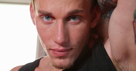 Next Door Studios: 미국 슈퍼스타 조니 스매쉬, 자기 거시기를 잭으로 쏴