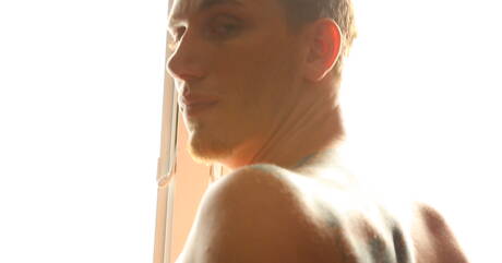 Il super stallone americano Johnny Smash si masturba il cazzo