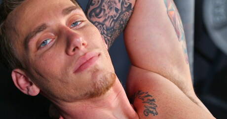 Il super stallone americano Johnny Smash si masturba il cazzo