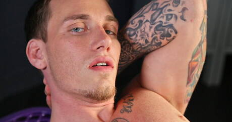 Il super stallone americano Johnny Smash si masturba il cazzo