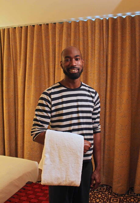 Le super étalon noir Astengo et le minet Pd Fox dans une scène de fellation