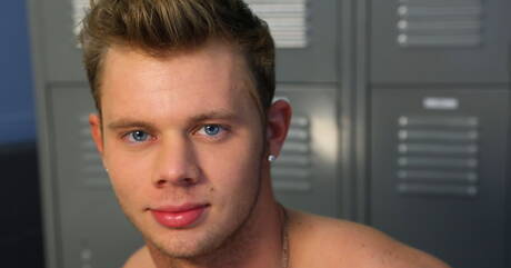 Przystojny facet Jp A bawi się penisem