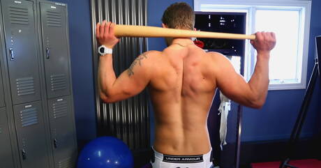 Przystojny facet Jp A bawi się penisem