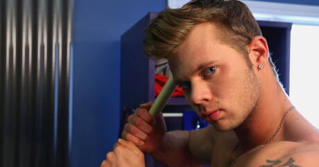 Przystojny facet Jp A bawi się penisem