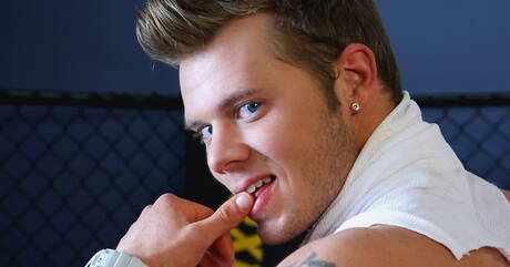 Przystojny facet Jp A bawi się penisem