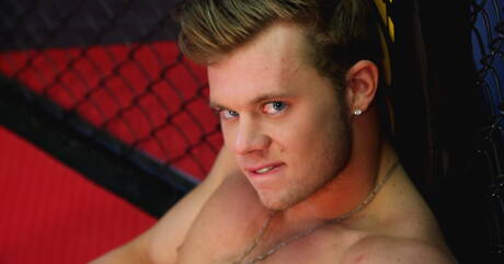 Przystojny facet Jp A bawi się penisem